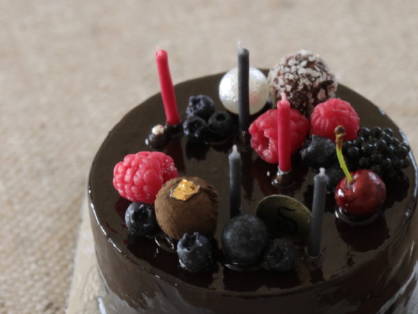 3、チョコレートケーキ　 (キャンドル、雪の結晶、ひいらぎ付き）