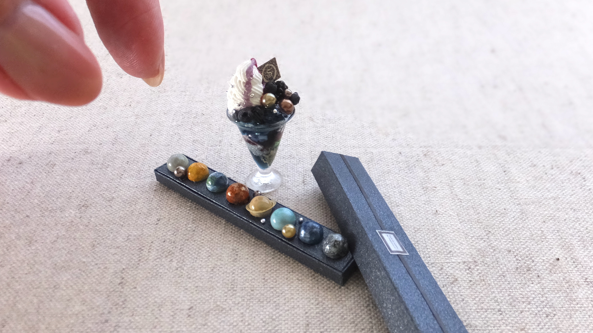 ミニチュア 惑星チョコ パフェ 制作過程動画 - shibazukeparipariの